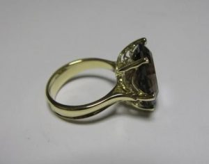Žiedas Nr.23 (iš geltono aukso, su brangakmeniu arba pusbrangiu akmeniu)