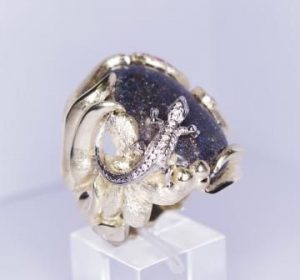 Žiedas Nr.45 (su driežu ir saulės akmeniu iš balto aukso )