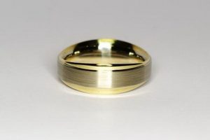 Vestuviniai žiedai Nr.101 (iš geltono ir balto aukso, skirtingo pločio kraštais)
