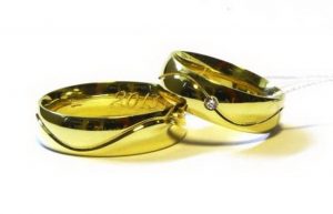 Vestuviniai žiedai Nr.173 (klasikiniai,iš geltono aukso, su įgilinta linija ir briliantu)