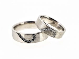 Vestuviniai žiedai Nr.301 ( iš platinos, vyr.-su juodais, mot.-su baltais briliantais)
